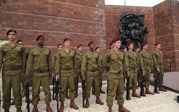 חיילים עומדים דום בטקס יום השואה בהר הרצל. צילום: עמוס בן גרשום, לע