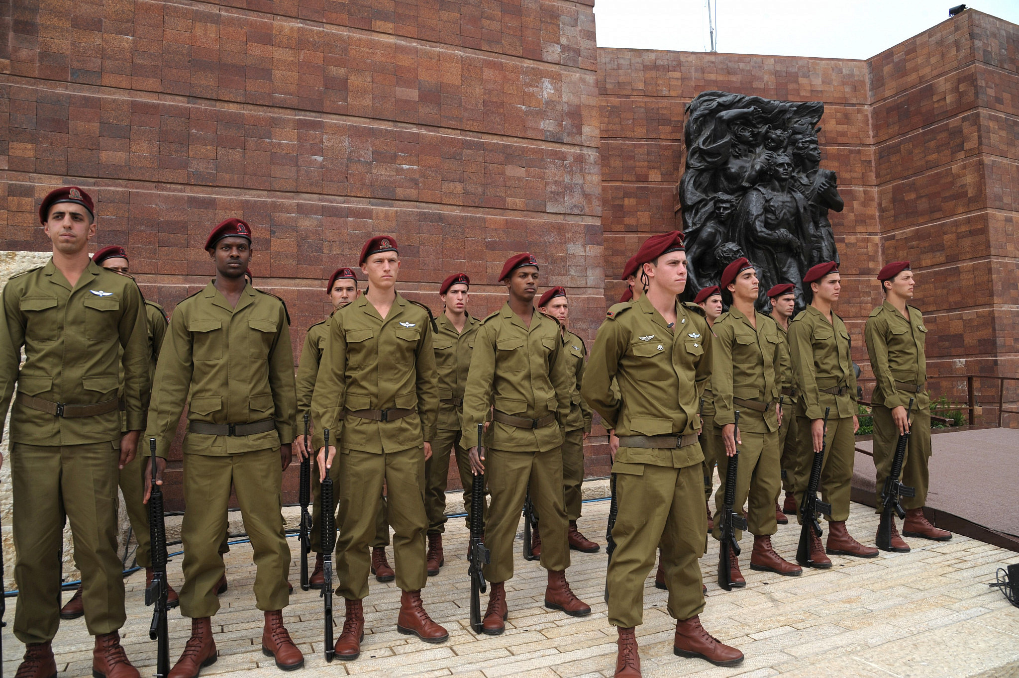 חיילים עומדים דום בטקס יום השואה בהר הרצל. צילום: עמוס בן גרשום, לע"מ.