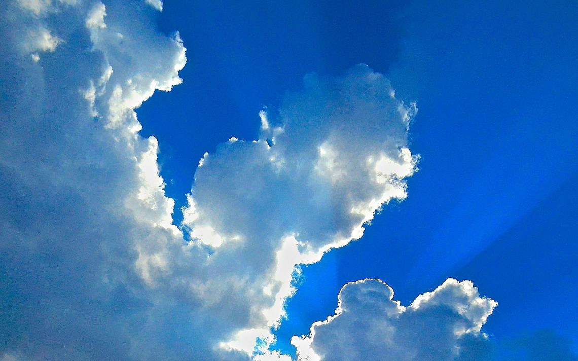 קרני שמש חודרות מבעד לעננין , צילום: Pixabay