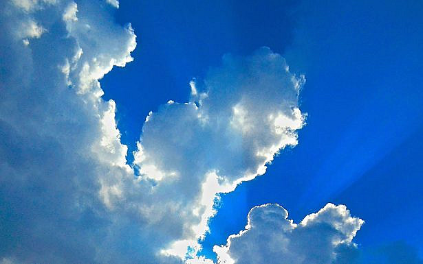 קרני שמש חודרות מבעד לעננין , צילום: Pixabay