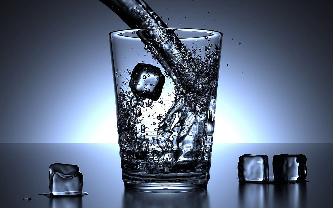 מזיגת מים לכוס, צילום: Pixabay