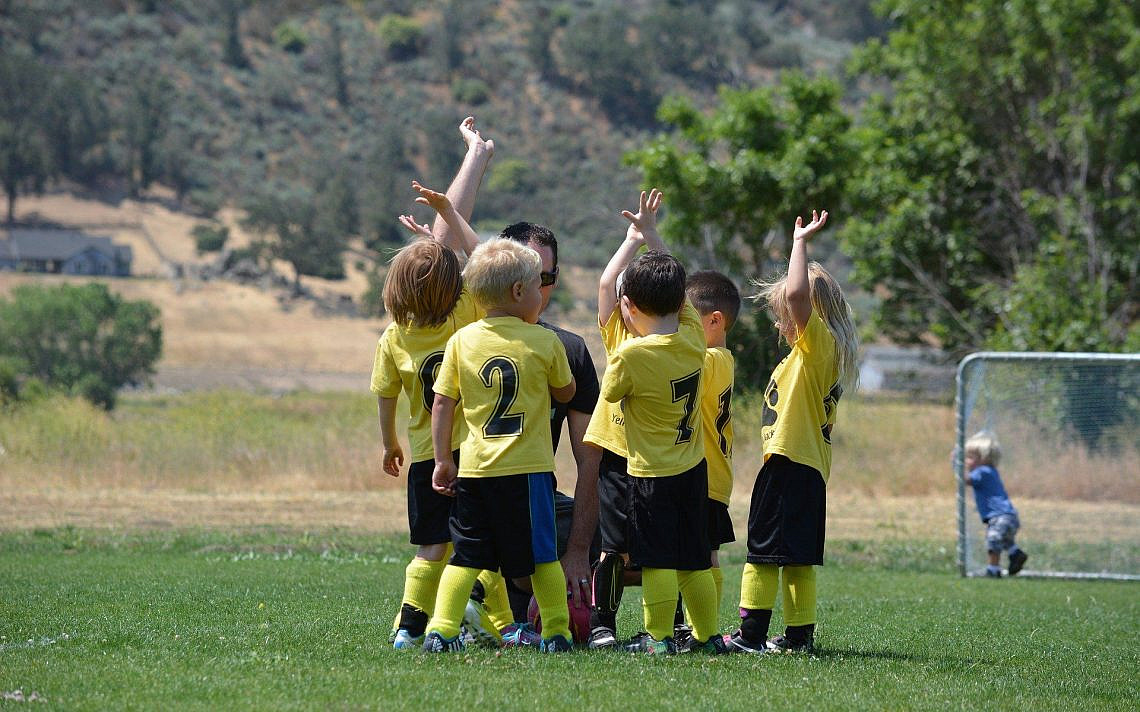 קבוצת ילדים משחקים כדורגל, צילום Pixabay
