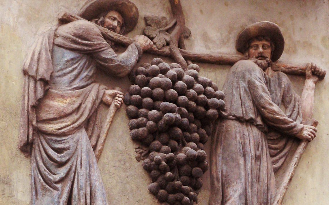 מרגלים נושאים אשכול ענבים, תבליט על בית בפראג. מתוך ויקיפדיה