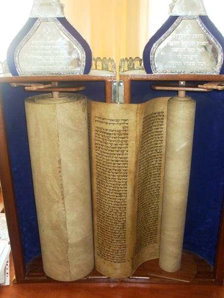ספר התורה נכתב על גבי עור צבי לפני כ- 400 שנה בעיראק וכיום הוא בבית כנסת באר חנהנוצר על ידי העורך היהודי