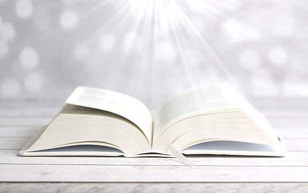 ספר עם קרני אור מאירות מלמעלה, צילום Pixabay