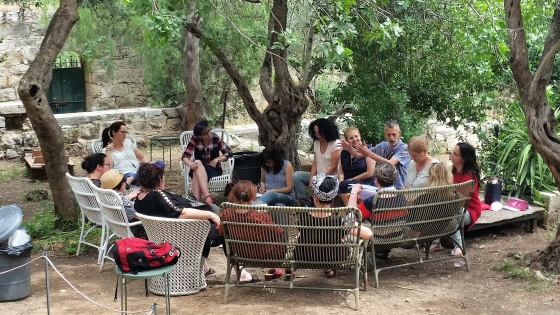 משתתפי הסמינר החווייתי לומדים עם עמית אלון בחצר בית הנסן בירושלים