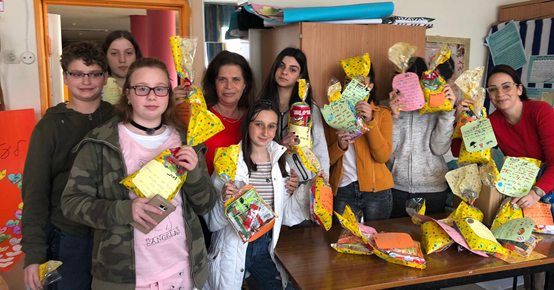 תלמידי עירוני ג' חיפה מכינים משלוחי מנות לעובדי המשק בביה"ס