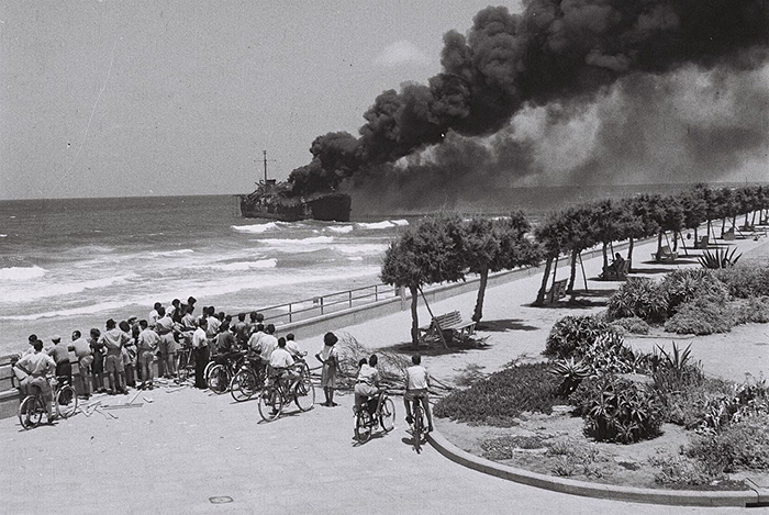 האלטלנה עולה באש. יוני 1948 (תמונה: ויקיפדיה)