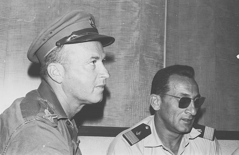 יצחק רבין ומפקד חיל הים האלוף שלמה אראל, 1967 (תמונה: ניר מאור, מוזיאון ההעפלה וחיל הים, ויקימדיה)