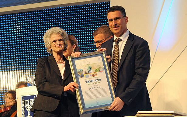 שר החינוך גדעון סער מעניק את פרס ישראל לפרופ' רות גביזון. צילום: משה מילנר, לע