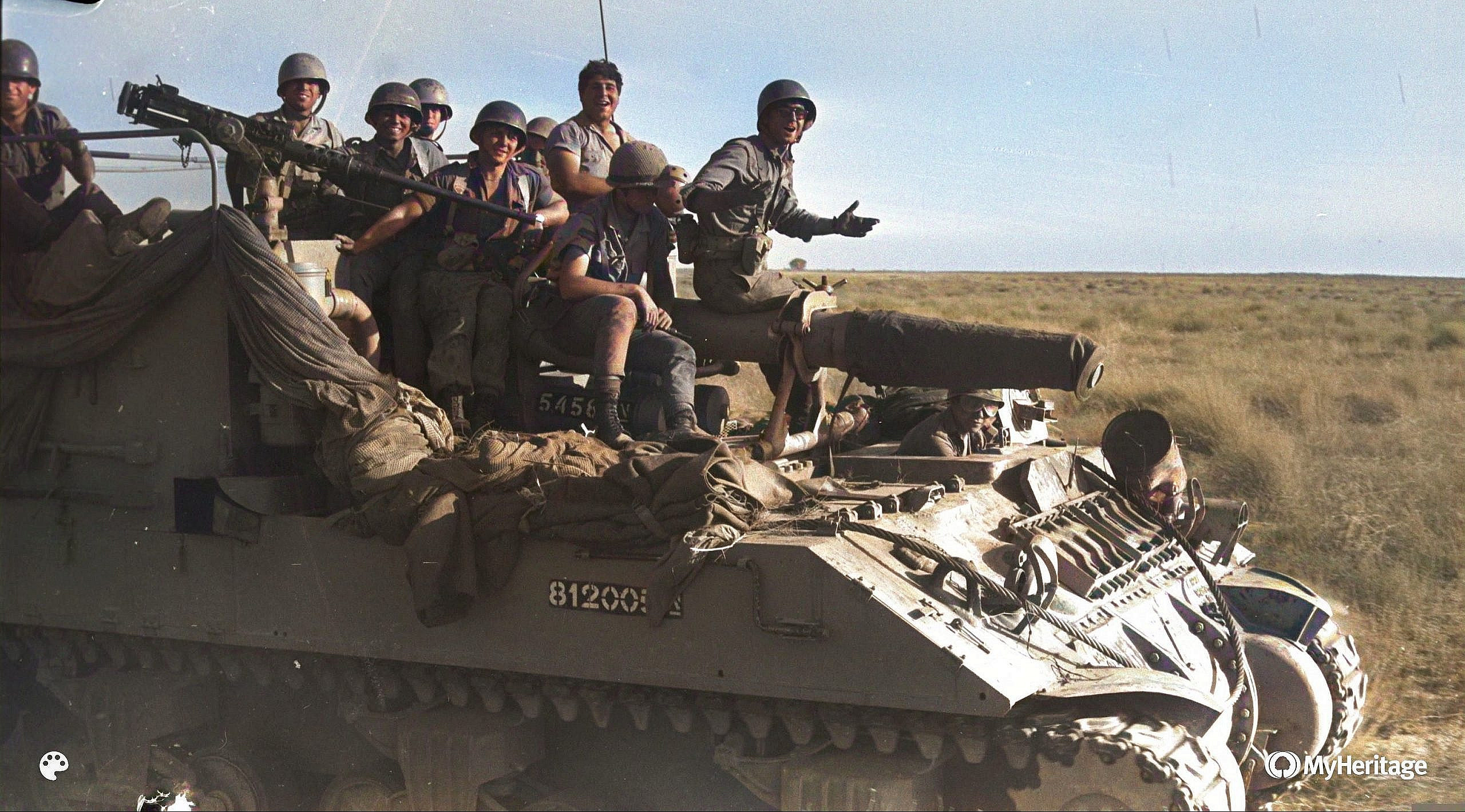 חיילים על טנק במהלך מלחמת ששת הימים, צילום: דוד רובינגר לע"מ (עיבוד בצבע באמצעות my heritage )