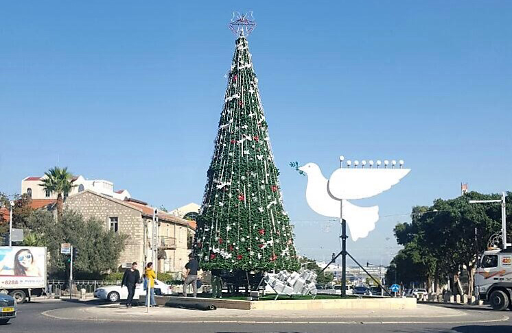 עץ אשוח ויונת שלום - מיצג בחיפה. צילום: חן כהן, מתוך אתר פיקיויקי