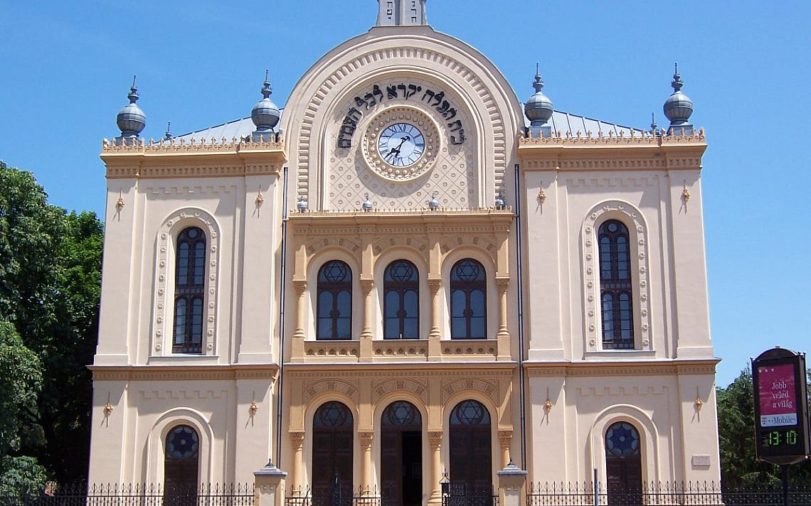 מסייע להגיע לתפילה בזמן. שעון בחזית 
בית הכנסת בעיר פס, הנוגריה (צילום: Csörföly Dániel, ויקיפדיה)