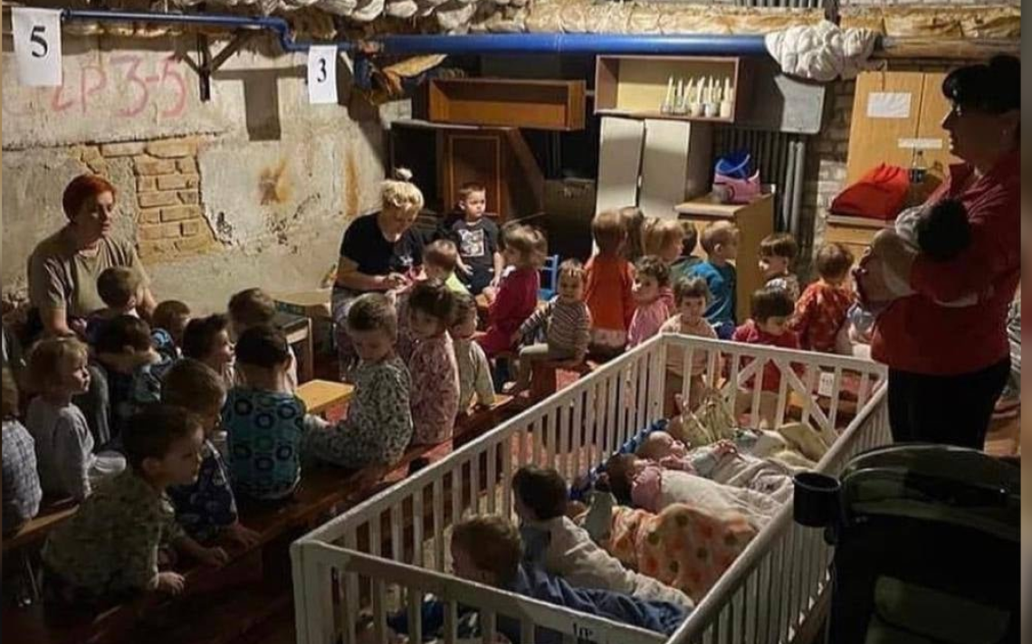 אל לנו לא להיות "חושך לגויים". פליטים במרתף בקייב (צילום: משרד הפנים האוקראיני)