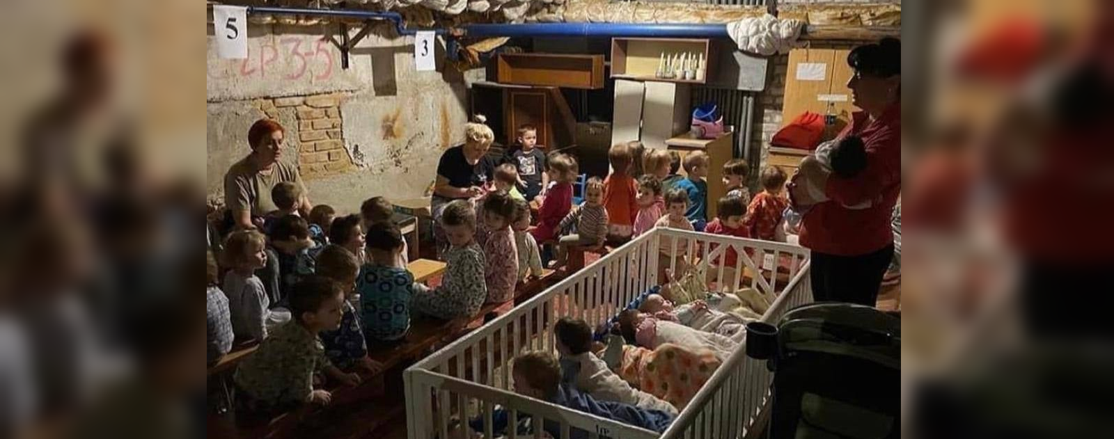 אל לנו לא להיות "חושך לגויים". פליטים במרתף בקייב (צילום: משרד הפנים האוקראיני)