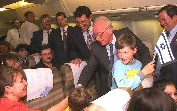 החוויה המודחקת - חוזרת. יצחק רבין עם עולים מברית המועצות, 1991 (צילום: לע
