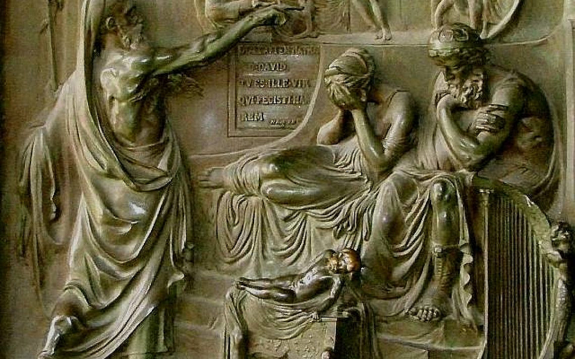 תבליט שטוח עשוי ברונזה על דלת בכנסיית מדליין בפריז. נתן הנביא נראה משמאל, ומימין נראים דוד ובת שבע עם ילדם.