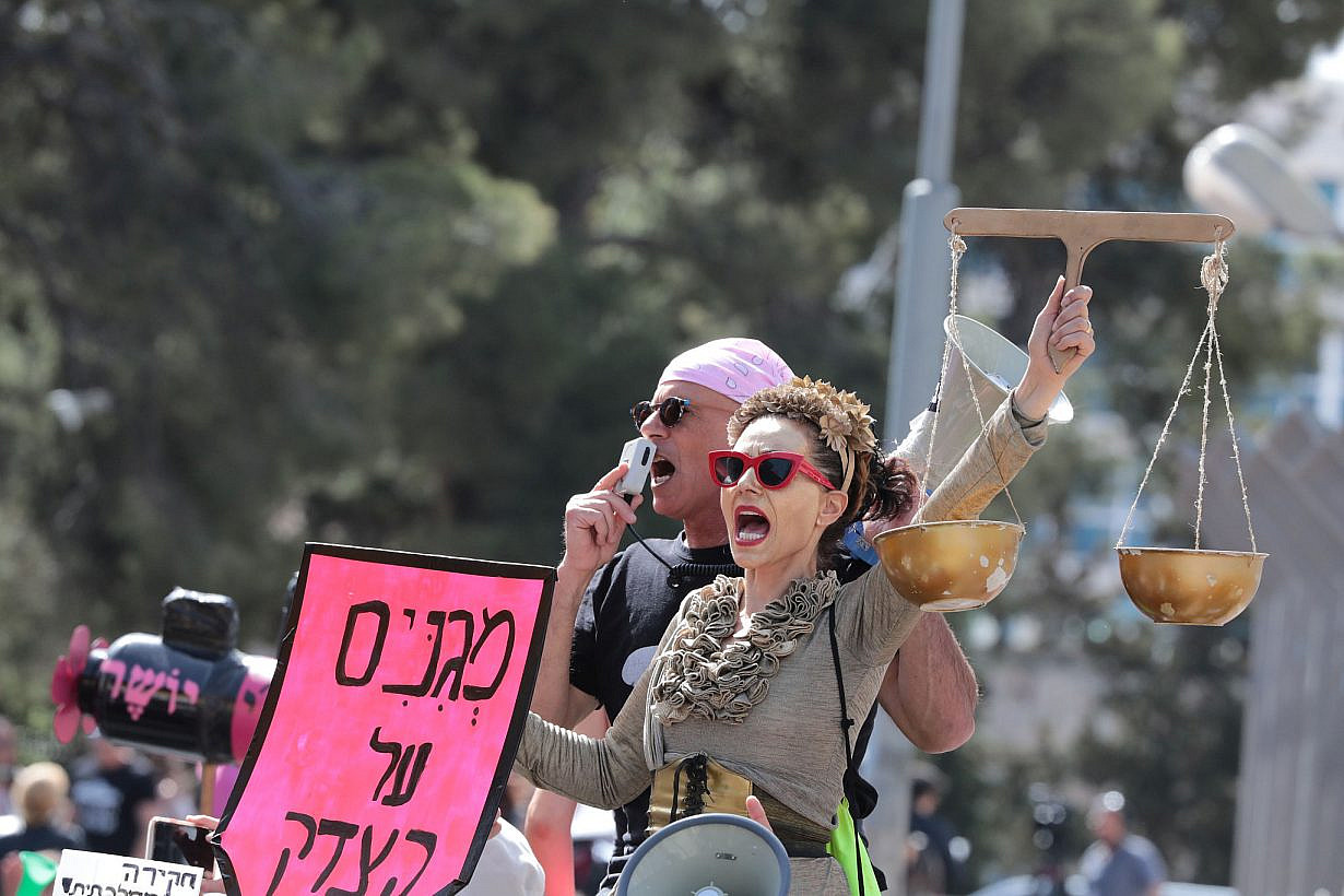 מתנגדי בנימין נתניהו מפגינים במהלך המשפט המתנהל נגדו בבית המשפט המחוזי בירושלים. אפריל 2021. צילום: יוסי זמיר. באדיבות שתיל סטוק