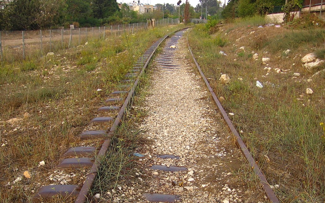 תוואי מסילת הרכבת לפני הקמת פארק המסילה במקור חיים. תצלום: רון אלמוג. מתוך ויקיפדיה