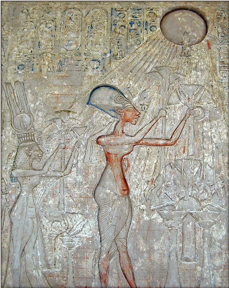 אחנתון ואשתו נפרטיטי סוגדים לאל השמש. תבליט שנמצא בתל אל־עמארנה. מתוך: ויקיפדיה