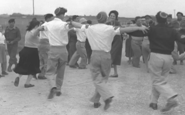 ריקודים בקבוצת יבנה, 1975 צילום: לע