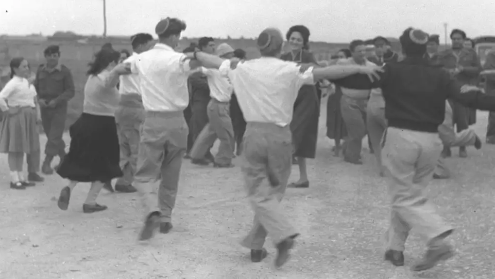 ריקודים בקבוצת יבנה, 1975 צילום: לע"מ