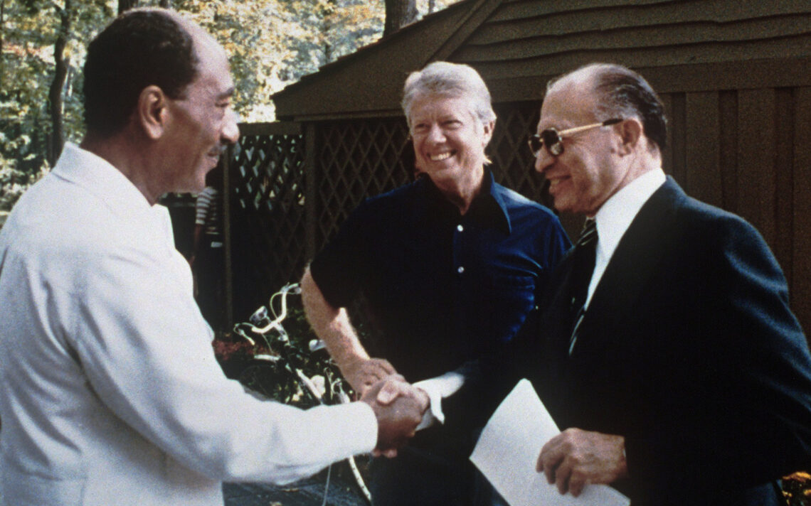 נשיא ארצות הברית ג'ימי קרטר, נשיא מצרים אנואר סאדאת וראש ממשלת ישראל מנחם בגין בשנת 1978, בעת חתימה על הסכמי קמפ דיוויד. תצלום: שבתאי טל. ויקימדיה