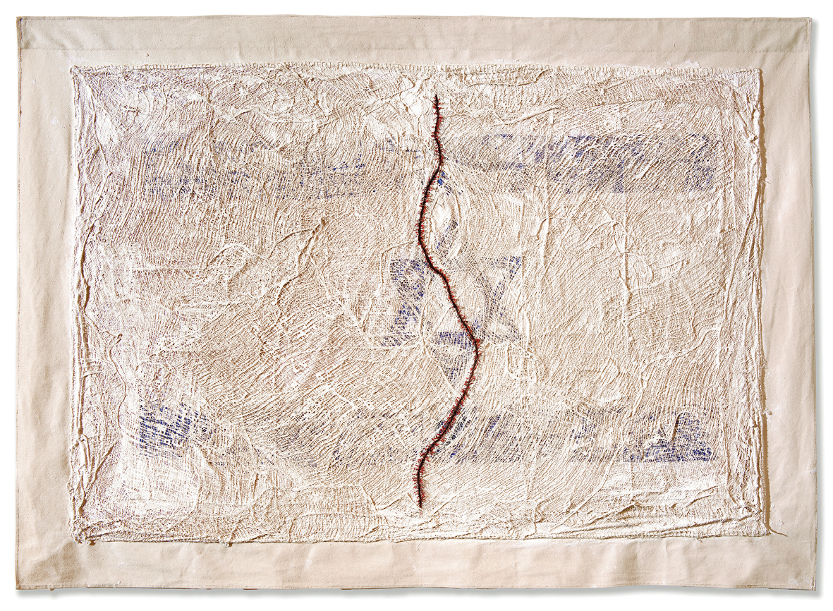 אריאן ליטמן, דגל מצולק, 2023, בד, חבישות גאזה, גבס, דיו וחוטים