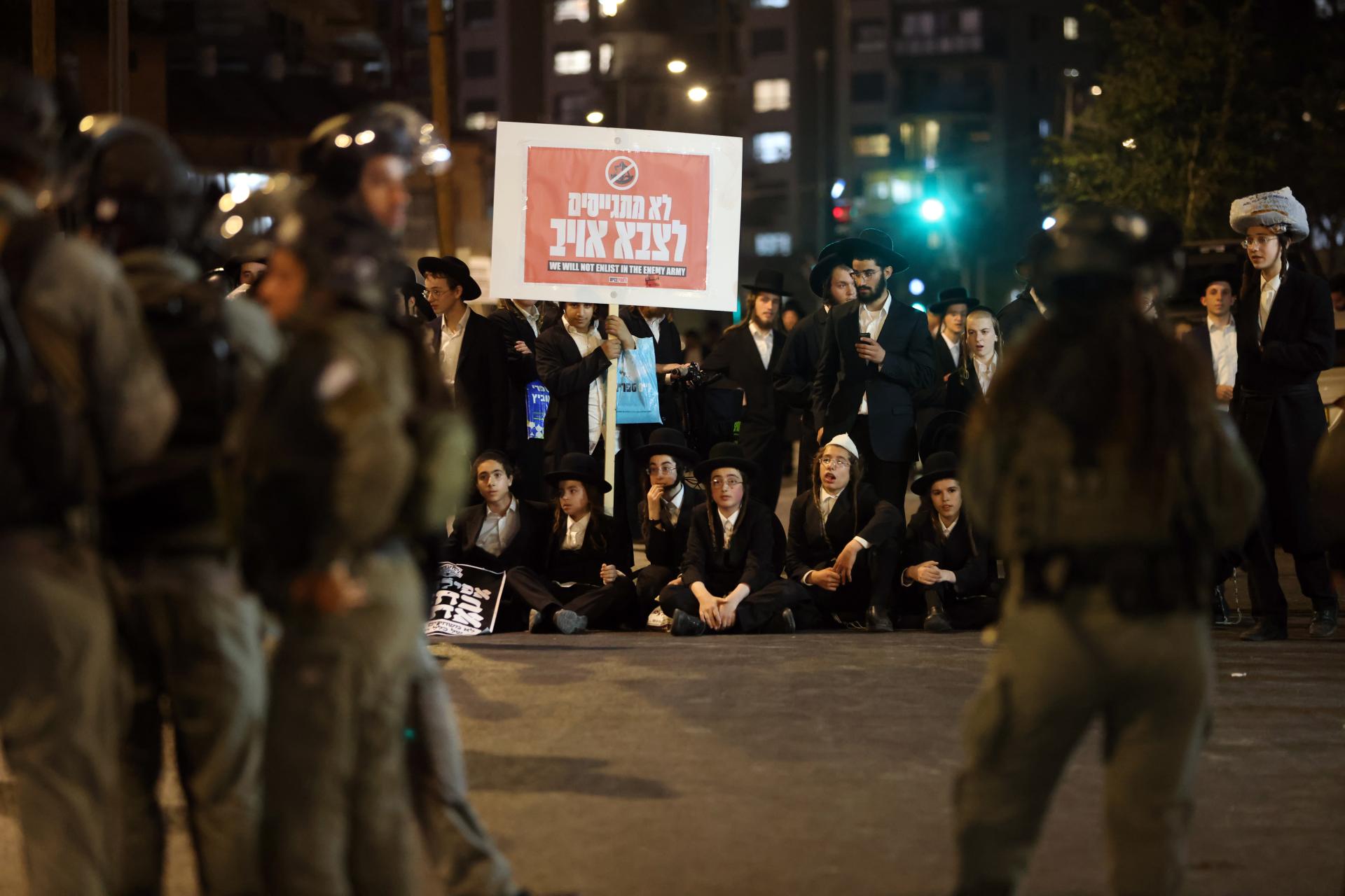 צעירים חרדים בהפגנה נגד גיוס, קרדיט: צעירים חרדים בהפגנה נגד גיוס, קרדיט: