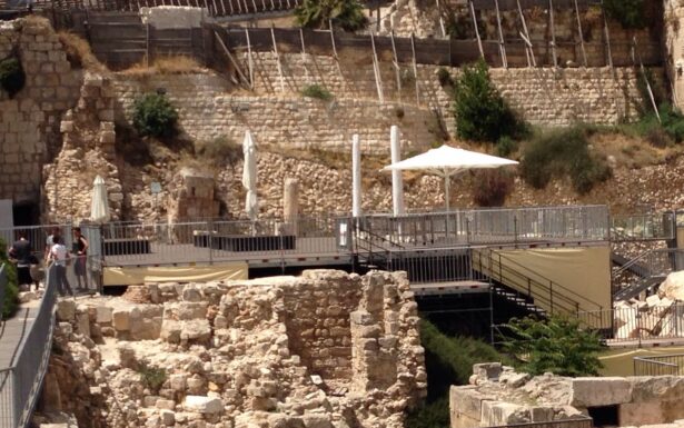 עזרת ישראל, מיקום לא מונגש לנכים, ולא לכותל עצמו (צילום Nearthezoo)
